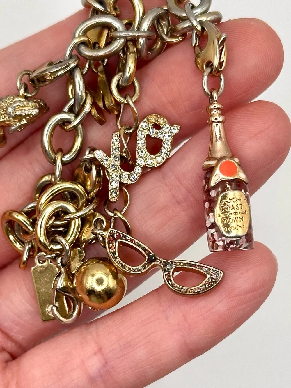 Kate Spade Charm Bracelet - Gold Tone XO Confetti Glasses Price Frog Champagne - Picture 11 of 11